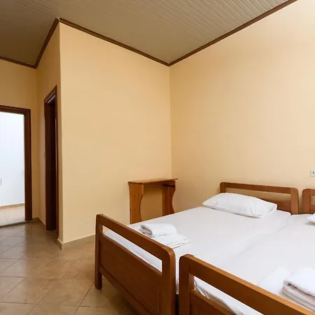 Hotel Qyra *